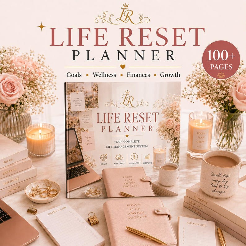 K&ouml;nnte beinhalten: Ein Life Reset Planer mit einem zartrosa Einband, der den Text 'LIFE RESET PLANNER' und 'YOUR COMPLETE LIFE MANAGEMENT SYSTEM' tr&auml;gt. Der Planer enth&auml;lt Abschnitte f&uuml;r Ziele, Wellness, Finanzen und Wachstum und umfasst &uuml;ber 100 Seiten.