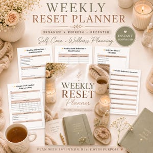 Könnte beinhalten: Eine Draufsicht mit einem "Weekly Reset Planner" mit dem Text "Organisieren, Erfrischen, Neu ausrichten". Das Bild enthält ein Journal, Kerzen, Tee und gedruckte Arbeitsblätter für Selbstpflege und Wellness-Planung. Der Text "Sofort-Download" ist ebenfalls sichtbar.