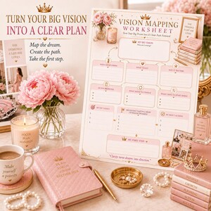 Op de afbeelding: Een vision mapping werkblad met roze en gouden accenten, met secties voor doelen en acties. Het werkblad wordt omringd door een roze dagboek, een mok met tekst, een kaars, een gouden pen, een schaaltje met sieraden en roze boeken.