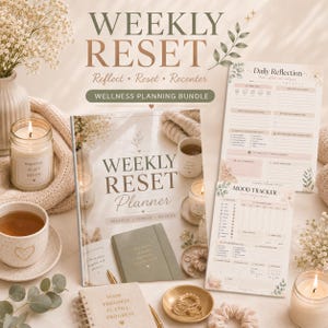 Op de afbeelding: Een wellness-planningsbundel met een Weekly Reset planner, een Daily Reflection blad en een Mood Tracker. De set bevat gedrukte tekst, florale accenten en zachte neutrale tinten. De omslag van de planner toont de tekst Weekly Reset Planner.