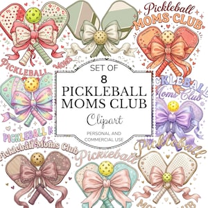 Può includere: Set di 8 immagini clipart "Pickleball Moms Club". Ogni design presenta una racchetta da pickleball, una palla e un fiocco in vari colori come rosa, verde e viola. Il testo include "Pickeball Moms Club".
