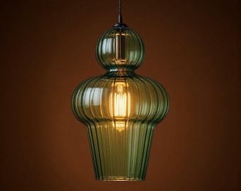 Lámpara colgante de cristal doble con forma de calabaza acanalada en color verde oliva intenso, con pantalla escultural escalonada.