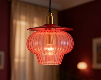Lámpara colgante de cristal acanalado rojo coral: Lámpara de techo moderna con diseño de farol estriado.