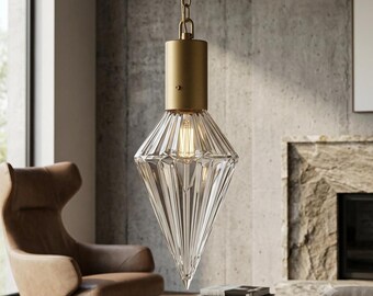 Lámpara colgante de cristal facetado transparente con forma de diamante y lámpara colgante geométrica de latón.