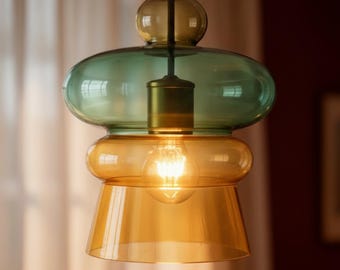 Lámpara colgante de vidrio soplado a mano: Lámpara de techo con cúpula en capas de color verde ámbar.