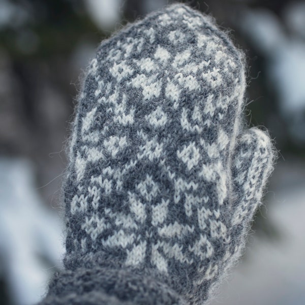 Knitting pattern for Beautiful Norwegian star flower mittens - English and French written - Moufles Norvegienne Fleuries - Digital Download