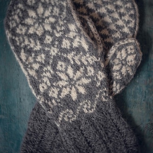 Knitting Pattern: Norwegian Star Mittens, Selbu Style (Digital Download)
