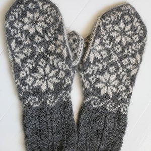 Knitting pattern for Beautiful Norwegian Mittens One Size - English and French written - Moufles Norvegienne Fleuries - Digital Download