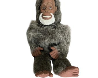 Peluche de Bigfoot de Galoob, modelo Harry y los Henderson, de 1987, con cuerda para tirar.