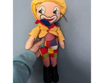 Muñeca de payaso de tela vintage hecha a mano, pantalones de retazos, sombrero amarillo, leggings a rayas.