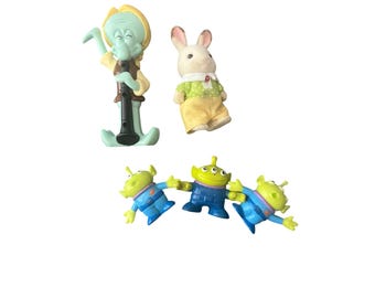 Lote de juguetes variados: Calamardo, Bob Esponja, Calico Critters, Conejo, Toy Story, Aliens (5 piezas)