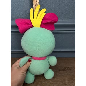 Muñeco de peluche Disney Stitch Scrump con lazo rosa, verde menta y pelo amarillo imagen 2