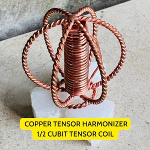 Op de afbeelding: Een koperen tensor-harmonisator met een centrale cilindrische spoel omringd door vier gedraaide koperdraadlussen. Het object is gelabeld met de tekst COPPER TENSOR HARMONIZER 1/2 CUBIT TENSOR COIL. De structuur is gemaakt van koperdraad.