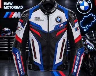 Puede incluir: Una chaqueta de moto BMW Motorrad de cuero blanco, negro, azul y rojo. La chaqueta presenta el logotipo de BMW en el pecho y las mangas, con el texto BMW Motorrad impreso en el pecho y los antebrazos. Incluye cuello mao y cremallera.