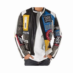 男性用マルチカラースタッズレザージャケット - ハンドメイドパンクバイカージャケット、スパイク付き牛革、カスタムフィットモトスタイル、バイカーへのギフト