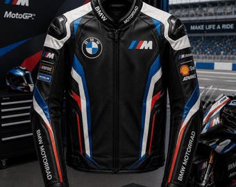 Puede incluir: Una chaqueta de cuero para motocicleta en color negro con franjas de carreras blancas, azules y rojas. La chaqueta muestra el logotipo de BMW, el logotipo M y el texto BMW Motorrad, Akrapovic, Michelin y Shell Advance.