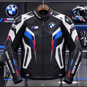 Könnte beinhalten: Eine schwarze, weiße, blaue und rote BMW Motorrad Lederjacke mit dem BMW-Logo auf der Brust, M-Branding, perforierten Ledereinsätzen, einem durchgehenden Frontreißverschluss sowie dem Schriftzug BMW Motorrad auf den Ärmeln und am Kragen.