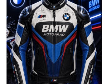 Puede incluir: Una chaqueta de moto de cuero en negro, blanco y azul con el logotipo de BMW Motorrad en el pecho, el cuello y las mangas. La chaqueta incluye una cremallera frontal completa, paneles de cuero perforado y el logotipo M en el pecho y la cintura.