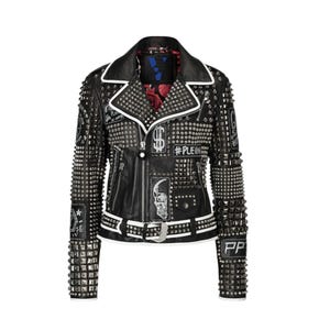 Schwarze Lederjacke mit Nieten für Frauen - Handgefertigter Biker-Punk-Stil, Rindsleder, Moto-Jacke mit Spikes, individuelle Passform - Veyro Outfits