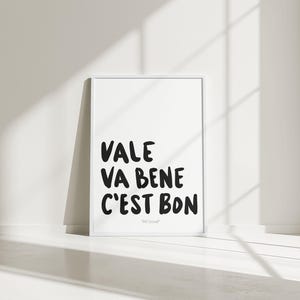 Impresión con cita &quot;Todo Bien&quot; en varios idiomas, arte mural imprimible moderno, impresión tipográfica dibujada a mano, regalo para viajeros, póster &quot;Vale Va Bene C&#39;est Bon&quot;