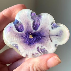 Imán de resina de geoda de nube hecho a mano: velo de lavanda y flor violeta con copos dorados. Imán decorativo único para nevera hecho a mano.