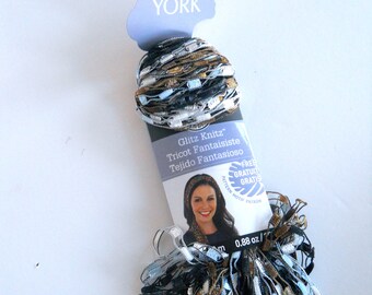 NOVELTY Y A R N. New York Glitz Knitz Novelty Yarn, ein Strang übrig