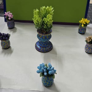 Handbemalte ~ Set von (7) Miniatur Blumentöpfen aus Holz mit künstlichen Blumen und Grün