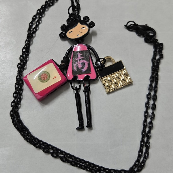 Mi diseño exclusivo: colgante de la suerte en esmalte de colores con collar y detalles plateados + monedero con fichas de Mah Jongg a juego