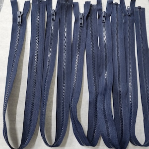 Puede incluir: Diez cierres de cremallera azul marino, cada uno de aproximadamente 25 cm de largo.