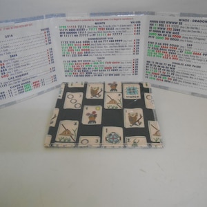 Su elección de (1) Mah Jongg artesanal con temática + Billetera/Protector/Soporte/Billetera de vinilo transparente de tres pliegues para reglas y manos Tarjeta GRANDE