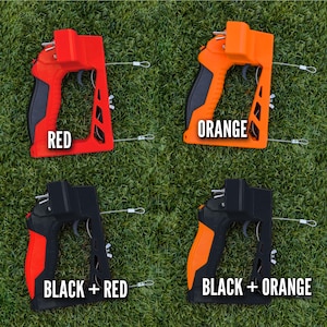 Puede incluir: Se muestran cuatro dispositivos de diferentes colores sobre una superficie de hierba verde. Los dispositivos son rojo, naranja, negro y rojo, y negro y naranja. Cada uno tiene un gatillo y un cable. Los colores est&aacute;n etiquetados en cada dispositivo.