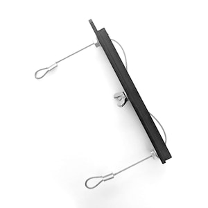 Puede incluir: Un soporte metálico negro con dos cables de acero, cada uno con un lazo en el extremo. El soporte rectangular está asegurado con un perno y una tuerca. El fondo es blanco.