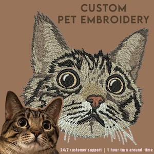 Puede incluir: Bordado personalizado de una mascota de un gato atigrado con grandes ojos redondos. El gato está mirando directamente al espectador. El texto "CUSTOM PET EMBROIDERY" está en la parte superior de la imagen. El texto "24/7 customer support | 1 hour turn around time" está en la parte inferior de la imagen.