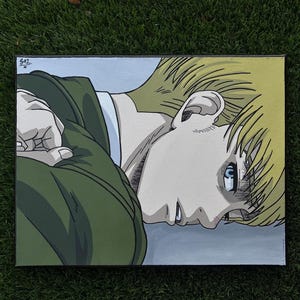 Op de afbeelding: Handgeschilderd canvas kunstwerk met een zijaanzicht van een personage met blond haar en blauwe ogen. Het personage draagt een groene jas en een wit overhemd. Het kunstwerk is geplaatst tegen een lichtblauwe en grijze achtergrond.