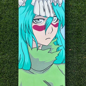 以下が含まれることがあります： ターコイズ色の髪の毛をしたアニメのキャラクターが真剣な表情で描かれた長方形のキャンバスアート。キャラクターは白いヘッドギア、赤いマーク、緑色の衣装をしています。背景は水色のグラデーションです。