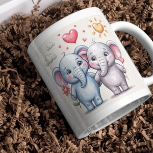 Een set koffiekopjes bedrukt met een paar olifanten. Het ontwerp is geïnspireerd op grote en zachte liefde.