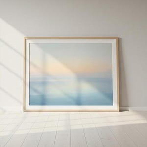 Pastellfärgad havslandskapstryck havssoluppgångskonst minimalistisk blå horisont väggdekoration