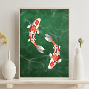Puede incluir: Dos peces koi nadando en un estanque verde. Los peces son blancos con marcas naranjas y negras. El estanque está representado con un fondo verde y líneas blancas.