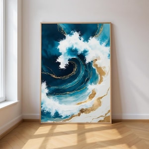以下が含まれることがあります： 青、白、金色の抽象的な波のアートプリント。このアートワークは、渦巻く水と金のアクセントを備えたダイナミックな構図で、天然木のフレームに収められています。この絵は、動きと海の力を感じさせます。