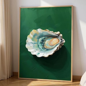 Könnte beinhalten: Kunstdruck einer Austernschale. Das Kunstwerk zeigt eine detaillierte Darstellung einer Austernschale mit perlmuttfarbenem Innenraum und goldenem Rand, vor einem tiefgrünen Hintergrund. Der Druck ist in einem Naturholzrahmen gerahmt.