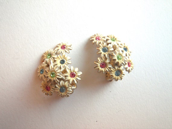 White Enamel Daisy Cluster Earrings, Clip On, Pas… - image 1