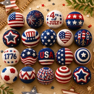 Puede incluir: Una colección de bolas de ganchillo con diseños patrióticos. Las bolas presentan la bandera estadounidense, estrellas, fuegos artificiales y los textos "4th of July" y "USA". La combinación de colores incluye rojo, blanco y azul.