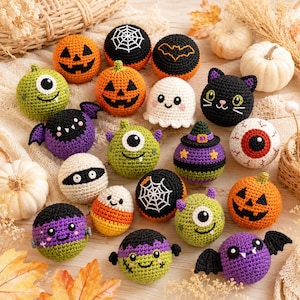 Op de afbeelding: Een verzameling ronde, gehaakte Halloween-figuren, waaronder pompoenen, spoken, vleermuizen, monsters, een zwarte kat, een mummie, een snoepje, een heks en een oogbol, elk voorzien van gedetailleerd stikwerk en geborduurde gezichtsuitdrukkingen.
