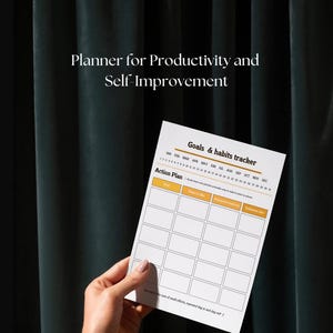 Puede incluir: Un planificador imprimible para la productividad y la superación personal con un rastreador de objetivos y hábitos y una sección de plan de acción. El planificador tiene un calendario para cada mes del año.