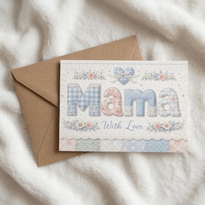 以下が含まれることがあります： 青いギンガムチェックと花の文字で「Mama」と書かれたグリーティングカード。下には「With Love」の文字。カードは花のアクセントと青いハートで飾られ、茶色の封筒が添えられています。