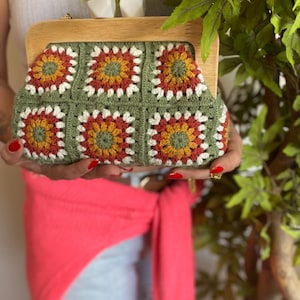 Granny Square Crochet Clutch – Boho Colorful Purse – Retro Handmade Bag with Wooden Frame – Gift for Her