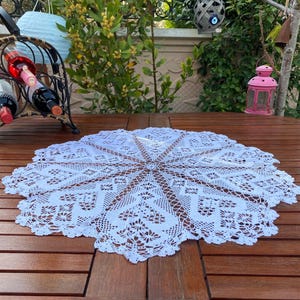 Antique Crochet Lace Tablecloth – Round White Cotton Doily, 1980s Vintage