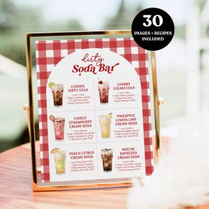 Op de afbeelding: Een ingelijst bord met een rood-wit geruite achtergrond, met een "Dirty Soda Bar" menu. Het menu bevat recepten voor zes frisdranken, met illustraties van elke drank. Een zwarte cirkel rechtsboven leest "30 AFBEELDINGEN + RECEPTEN INBEGREPEN".