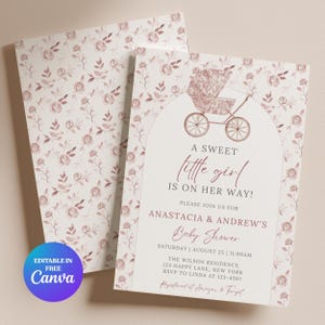 Op de afbeelding: Babyborrel uitnodiging met een vintage kinderwagen illustratie. De uitnodiging heeft een bloemenpatroon in roze en wit. Tekst bevat "A Sweet Little Girl Is On Her Way!" en evenement details.