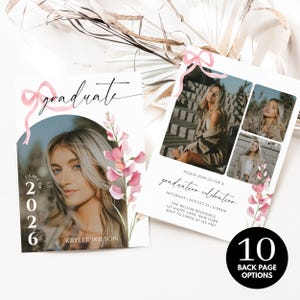 Puede incluir: Dos tarjetas blancas de anuncio de graduación con una foto de una mujer, detalles florales rosas y la palabra "graduate". Una tarjeta tiene el texto "Class of 2026" y el nombre "Kaylee Wilson". La otra tarjeta tiene el texto "graduation celebration".